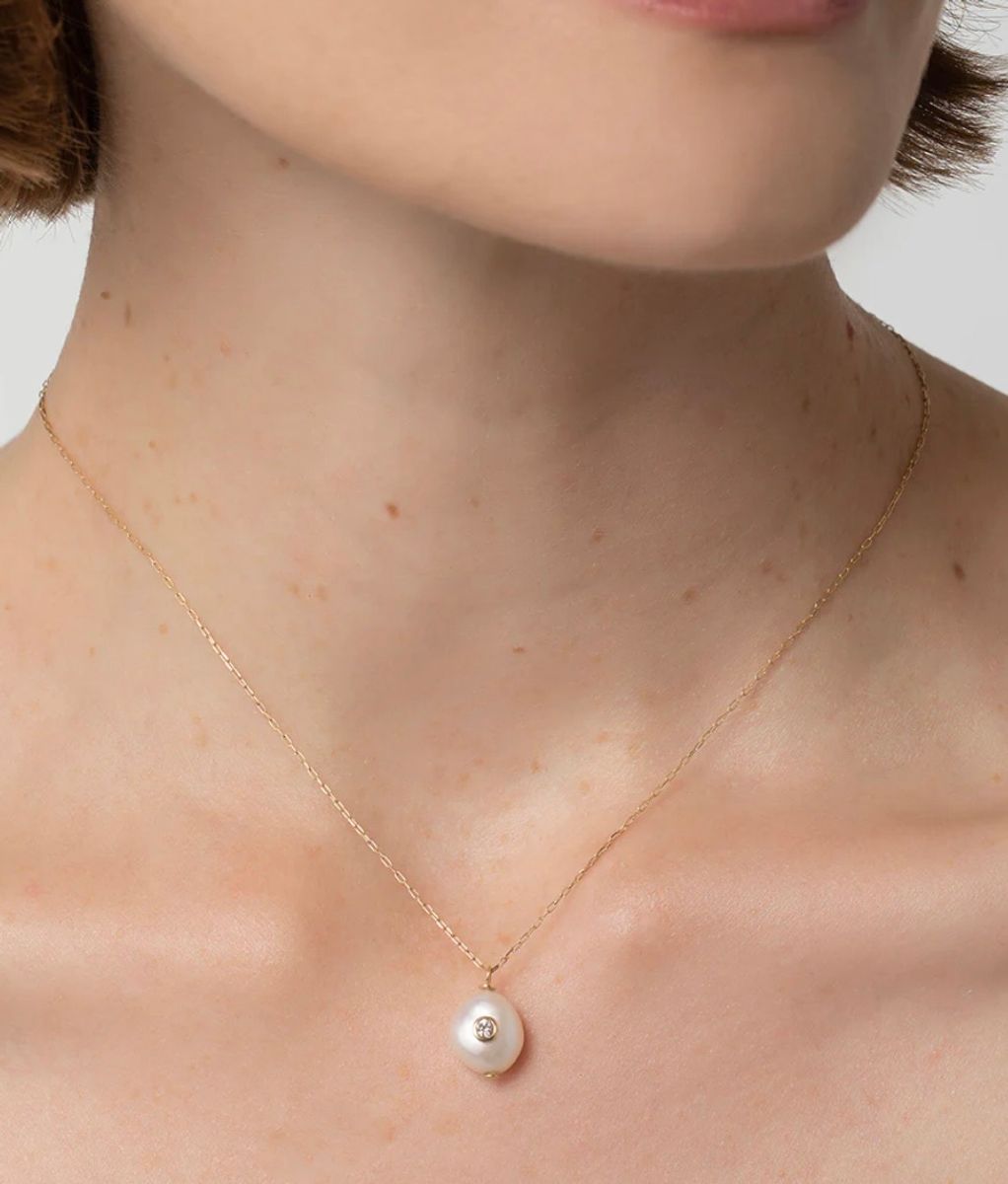 Pearl Pendant Necklace with Sparkling Detail